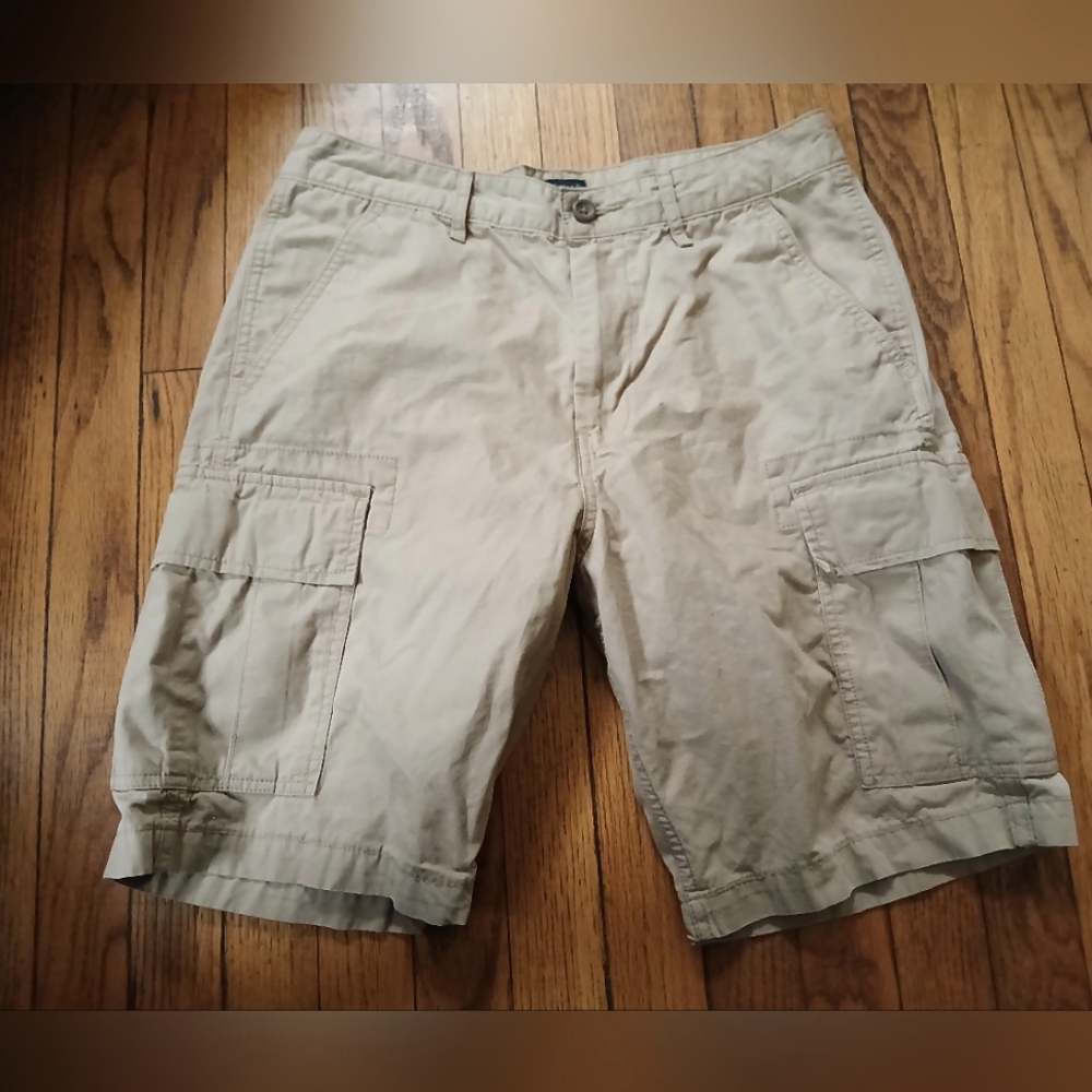 Levi's - Men's Beige/Khaki Waterless Casual Cargo Shorts. Size 30. Measures 32